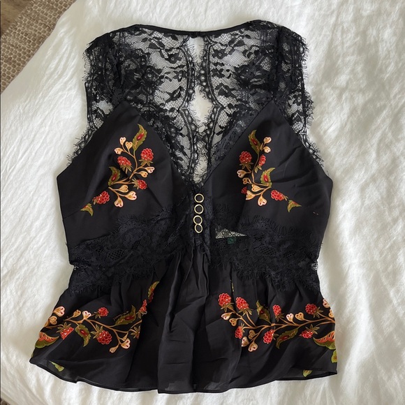 Berry Garden Lace Detail Sleeveless Top - Picture 2 of 4